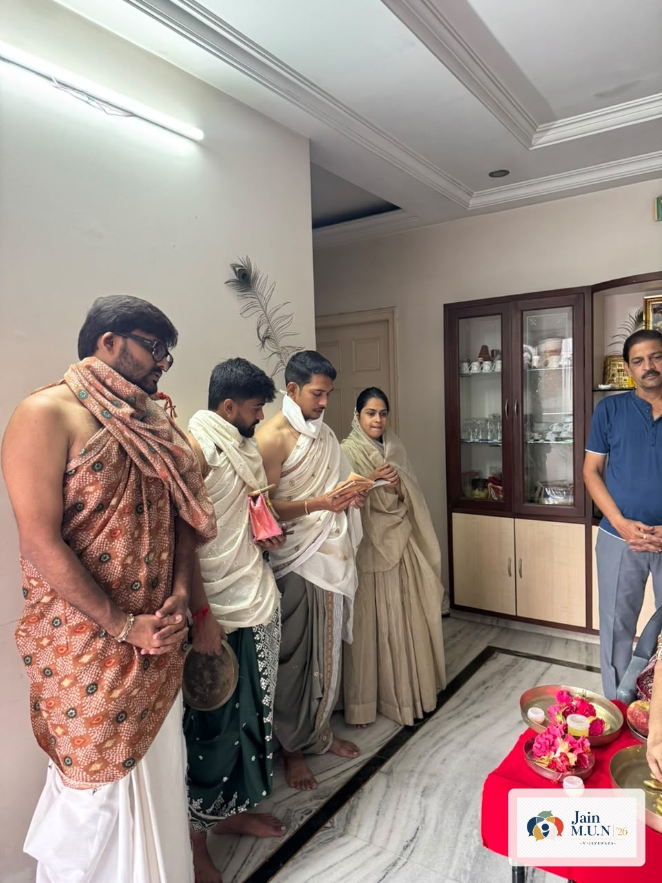 Volunteers recite prayers together during the seva.